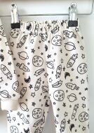 Kremowa piżamka dla chłopca Kosmos